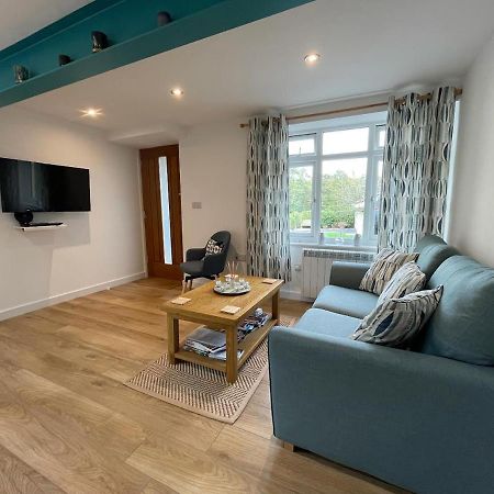 Lovely Ground Floor Apartment In Quiet Village Exeter Bagian luar foto