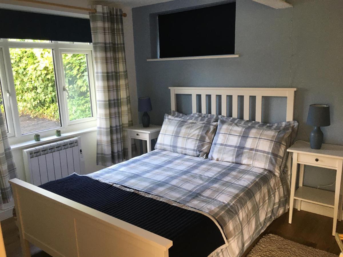 Lovely Ground Floor Apartment In Quiet Village Exeter Bagian luar foto