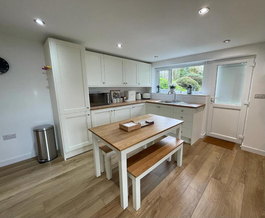Lovely Ground Floor Apartment In Quiet Village Exeter Bagian luar foto