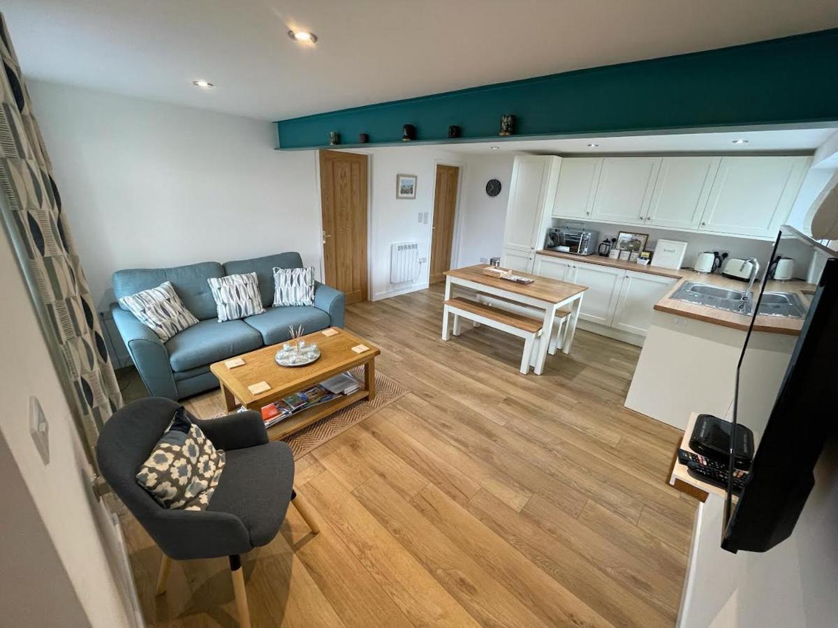 Lovely Ground Floor Apartment In Quiet Village Exeter Bagian luar foto