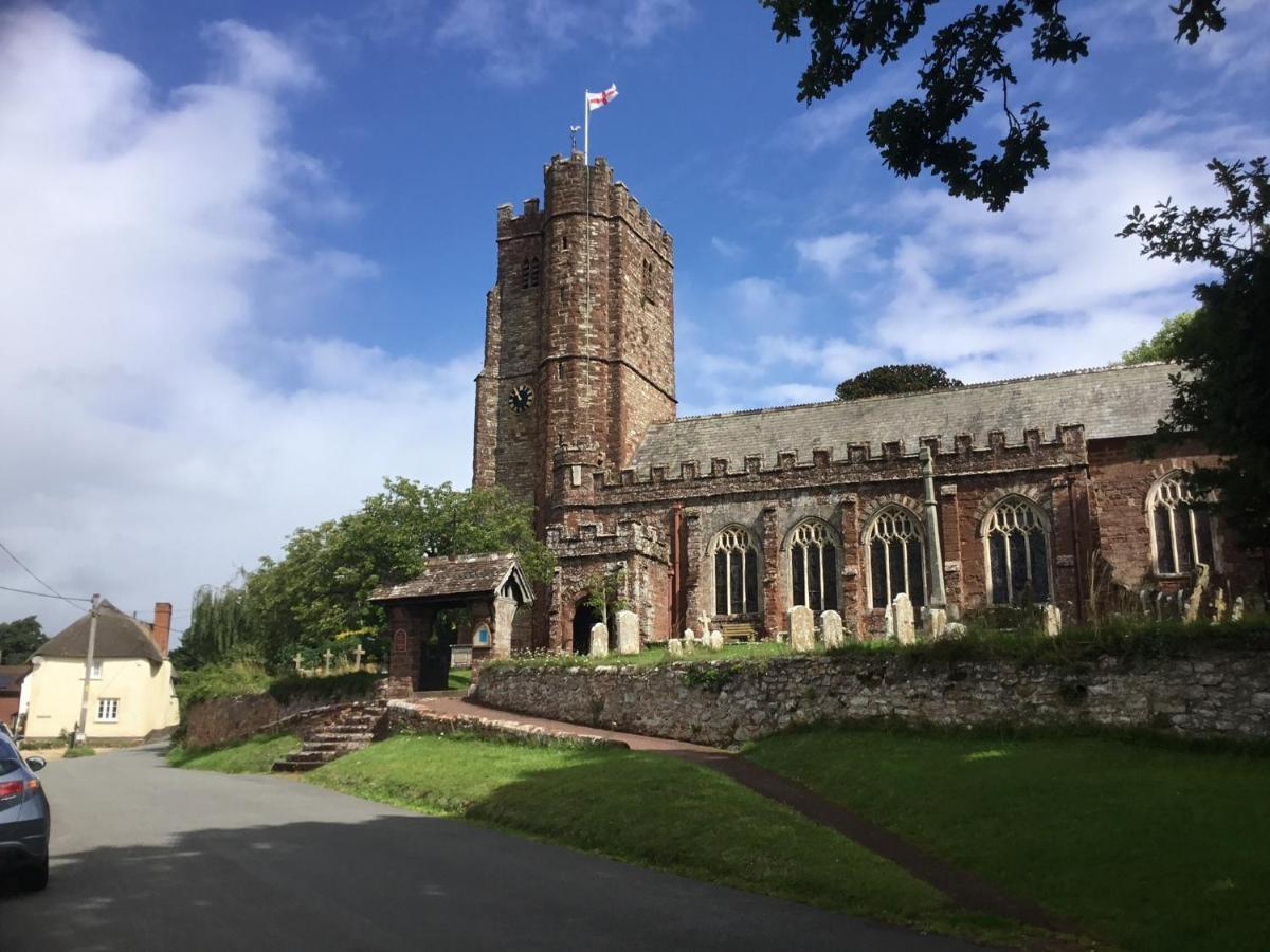Lovely Ground Floor Apartment In Quiet Village Exeter Bagian luar foto